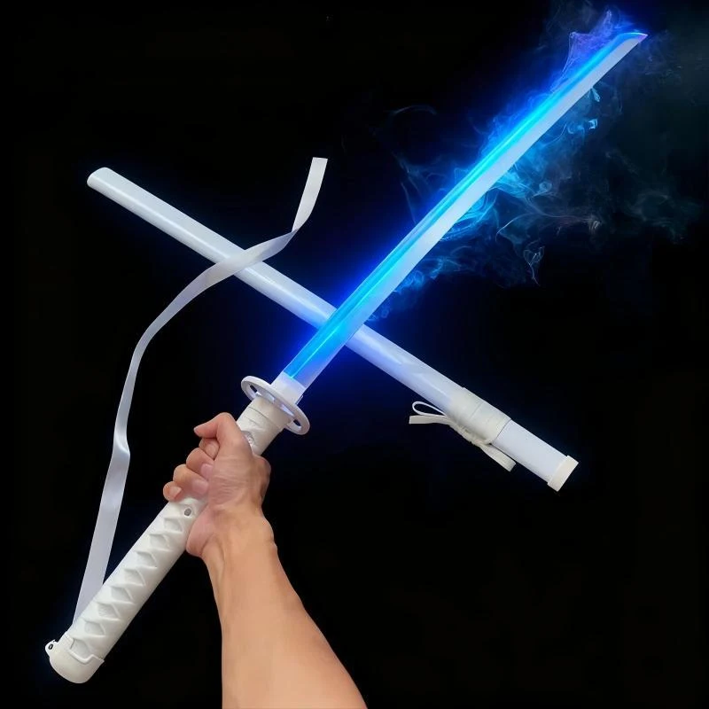 Le sabre édition Snow allumé en bleu, tenu en main, avec de la fumée autour de la lame