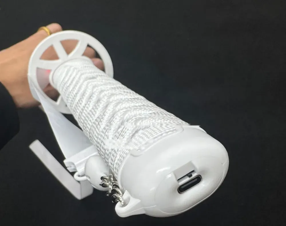 Pommeau du sabre avec le port de recharge USB-C