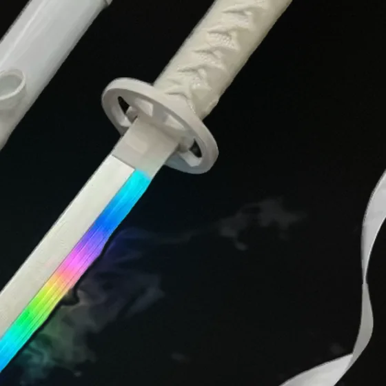 Gros plan sur l'édition Snow : garde blanche et départ de la bande LED arc-en-ciel, avec fumée